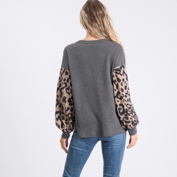 Make Offer🌷Charcoal Thermal Top/Leopard Sleeves - Picture 4 of 7